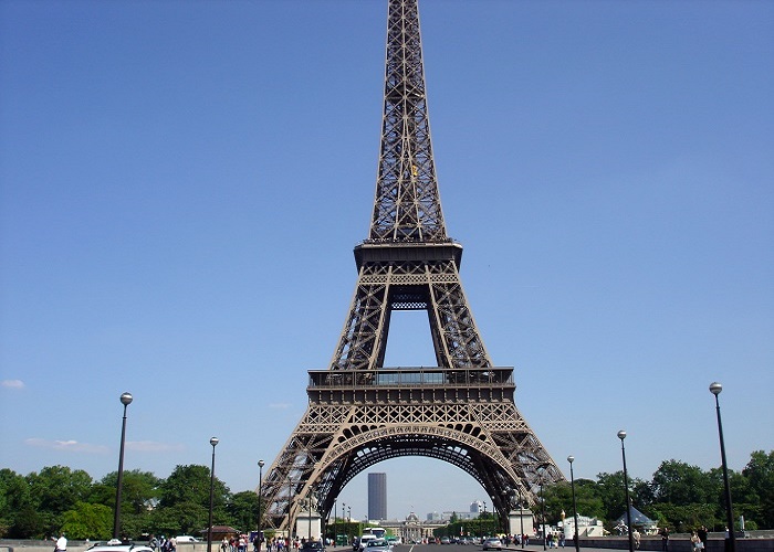 Eiffel Tower địa điểm du lịch nổi tiếng của Pháp